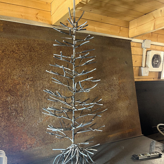 Large tree - randomly spaced branches