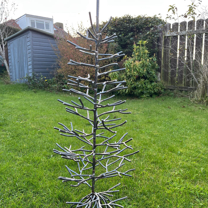 Large tree - randomly spaced branches